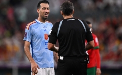 Spain's Sergio Busquets speaks with Argentinian referee Fernando Rapallini during the Qatar 2022 World Cup round of 16 match against Morocco at the Education City Stadium in Al-Rayyan on December 6, 2022. (Photo by Kirill KUDRYAVTSEV / AFP)