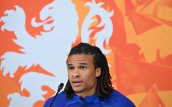 Netherlands' defender Nathan Ake attends a press conference at Qatar University training sites in Doha on December 6, 2022 during the Qatar 2022 World Cup football tournament. (Photo by Alberto PIZZOLI / AFP)