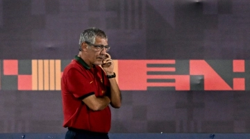 Portugal's coach Fernando Santos takes part in a training session at Al Shahania SC in Al Samriya on November 26, 2022. (Photo by Patricia De Melo MOREIRA / AFP)