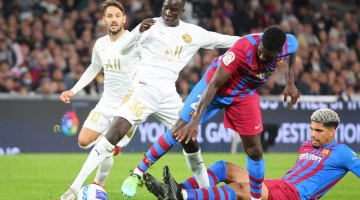 FC Barcelona’s Ronald Araujo (right) tackles A-League All Stars’ Garang Kuol during the friendly football match against the A-League All Stars at the Accor Stadium in Sydney on May 25, 2022. (Photo by DAVID GRAY / AFP)
