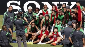 Mexico's national soccer team pose for a photograph after their training session in Santos prior to the 2014 World Cup in Sao Paulo June 8, 2014. File Photo / Reuters