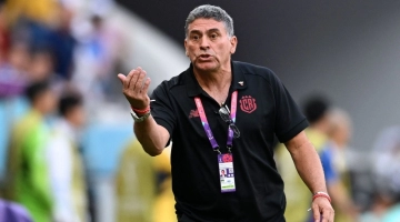Costa Rica coach Luis Suarez gestures on the touchline during the Qatar 2022 World Cup Group E match against Japan at the Ahmad Bin Ali Stadium in Al-Rayyan on November 27, 2022. (Photo by Raul ARBOLEDA / AFP)