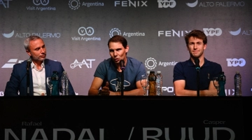 Spanish tennis player Rafael Nadal (centre) speaks next to Norwegian tennis player Casper Ruud (R) during a press conference on November 22, 2022 in Buenos Aires, Argentina, on the eve of their exhibition match. (Photo by Luis ROBAYO / AFP)