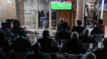Libyans watch the Qatar 2022 World Cup Group A football match between Senegal and the Netherlands in the capital Tripoli, on November 21, 2022. (Photo by Mahmud Turkia / AFP)