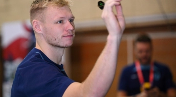 :England's goalkeeper Aaron Ramsdale takes part in a darts competition at Al Wakrah SC Stadium in Al Wakrah, south of Doha, on November 18, 2022, ahead of the Qatar 2022 World Cup football tournament. (Photo by Paul ELLIS / AFP)