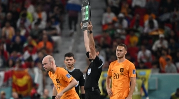 Netherlands' midfielder #14 Davy Klaassen enters the pitch during the Qatar 2022 World Cup Group A football match between Senegal and the Netherlands at the Al-Thumama Stadium in Doha on November 21, 2022. (Photo by OZAN KOSE / AFP)