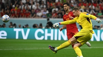 Germany's goalkeeper Manuel Neuer shoots the ball next to Spain's forward Marco Asensio during their Qatar 2022 World Cup Group E match at the Al-Bayt Stadium in Al Khor on November 27, 2022. (Photo by Ina Fassbender / AFP)