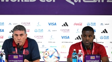 Costa Rica's coach Luis Fernando Suarez (lef) and forward player Joel Campbell attend a press conference at the Qatar National Convention Center (QNCC) in Doha on November 26, 2022. (Photo by Raul ARBOLEDA / AFP)
