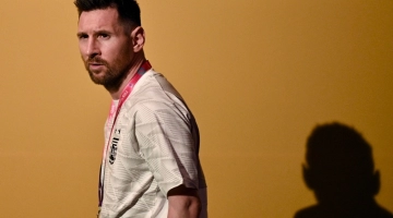 Argentina's forward Lionel Messi arrives for a press conference at the Qatar National Convention Centre (QNCC) in Doha, on November 21, 2022. (Photo by GABRIEL BOUYS / AFP)