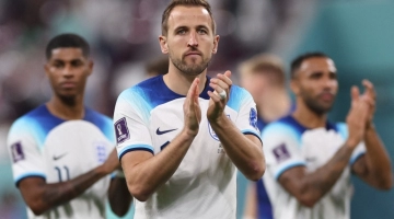 England's forward #09 Harry Kane applauds supporters after the Qatar 2022 World Cup Group B match against Iran at the Khalifa International Stadium in Doha on November 21, 2022. (Photo by Giuseppe CACACE / AFP)
