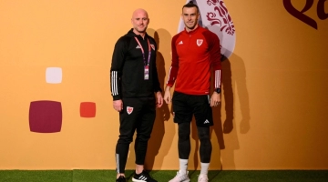 Wales' coach Rob Page and forward Gareth Bale pose for pictures as they arrive for a press conference at the Qatar National Convention Center (QNCC) in Doha on November 24, 2022. (Photo by Nicolas TUCAT / AFP)