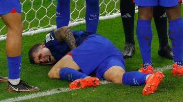 USA's forward Christian Pulisic reacts following a collision during the Qatar 2022 World Cup Group B match against Iran at the Al-Thumama Stadium in Doha on November 29, 2022. (Photo by Odd ANDERSEN / AFP)