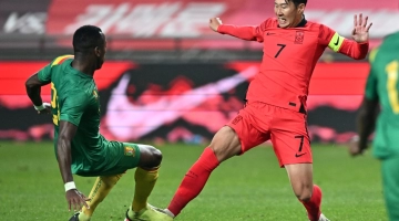 South Korea's Son Heung-min (R) fights for the ball with Cameroon's Gael Bella Ondoua (L) during a friendly football match between South Korea and Cameroon in Seoul on September 27, 2022. (Photo by Jung Yeon-je / AFP)