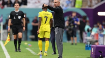 Qatar's coach Felix Sanchez gives instructions to his players during the Qatar 2022 World Cup Group A football match between Qatar and Ecuador at the Al-Bayt Stadium in Al Khor on November 20, 2022. (Photo by KARIM JAAFAR / AFP)