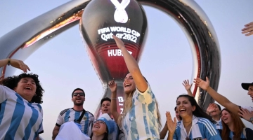 Argentina's fans cheer in front of the FIFA World Cup countdown clock in Doha on November 7, 2022, ahead of the Qatar 2022 FIFA World Cup football tournament. (Photo by Kirill KUDRYAVTSEV / AFP)