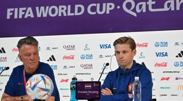 Netherlands' coach Louis Van Gaal (left) and midfielder Frenkie De Jong attend a press conference at the Qatar National Convention Center (QNCC) in Doha on November 28, 2022. (Photo by Alberto PIZZOLI / AFP)