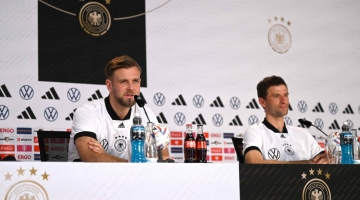 Germany's forward Thomas Mueller (right) Niclas Fuellkrug attend a press conference at the Al Shamal Stadium in Al Shamal on November 29, 2022. (Photo by INA FASSBENDER / AFP)