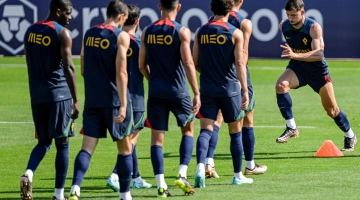 Ruben Dias, right, trains with his Portugal team-mates on November 22: AFP/Patricia De Melo Moreira