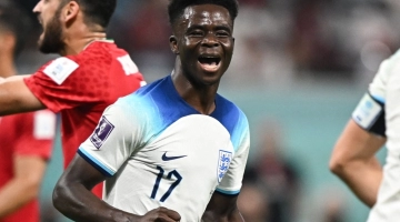 England's forward #17 Bukayo Saka celebrates scoring his team's fourth goal during the Qatar 2022 World Cup Group B football match between England and Iran at the Khalifa International Stadium in Doha on November 21, 2022. (Photo by Paul ELLIS / AFP)