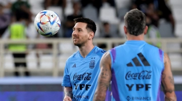 Argentina's forward Lionel Messi (L) controls a ball during a training camp in Abu Dhabi ahead of the Qatar 2022 FIFA football World Cup, at the Nahyan Stadium, on November 14, 2022. (Photo by Karim SAHIB / AFP)