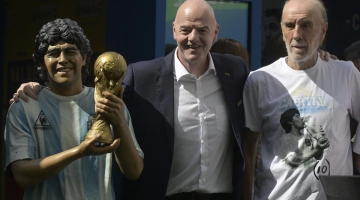 FIFA President Gianni Infantino and Argentina’s 1978 World Cup winner Ricardo Villa pose during a tribute ceremony to the late football star Diego Maradona on November 25: AFP/Juan Mabromata