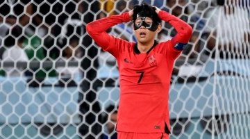 South Korea's midfielder Son Heung-min reacts after failing to score during the Qatar 2022 World Cup Group H match against Uruguay at the Education City Stadium in Al-Rayyan on November 24, 2022. (Photo by JUNG Yeon-je / AFP)