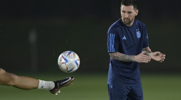 Argentina's forward Lionel Messi takes part in a training session at the Qatar University in Doha on November 29, 2022. (Photo by JUAN MABROMATA / AFP)
