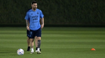 Argentina's forward Lionel Messi and physical therapist Luis Garcia (partially hidden) take part in a training session at Qatar University in Doha, on November 19, 2022 ahead of the Qatar 2022 World Cup football tournament. (Photo by JUAN MABROMATA / AFP)