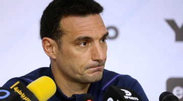 Argentina's national football team coach Lionel Scaloni gives a press conference in Abu Dhabi on November 15, 2022 ahead of a friendly match between the UAE and Argentina. (Photo by KARIM SAHIB / AFP)