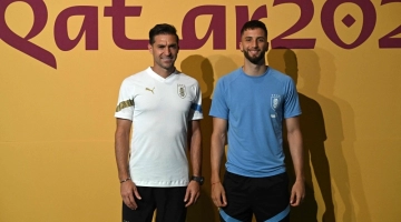 Uruguay's coach Diego Alonso (left) and Rodrigo Bentancur pose for a picture as they arrive to give a press conference at the Qatar National Convention Center (QNCC) in Doha on November 27, 2022. (Photo by Pablo PORCIUNCULA / AFP)