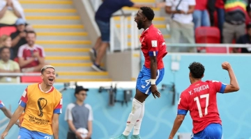 Costa Rica's defender Keysher Fuller (centre) celebrates after scroing the only goal of the match against Japan at the Ahmad Bin Ali Stadium in Al-Rayyan, west of Doha on November 27, 2022. (Photo by Giuseppe CACACE / AFP)