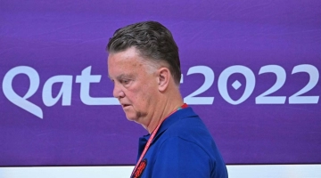 Netherlands' coach Louis Van Gaal arrives for a press conference at the Qatar National Convention Center (QNCC) in Doha on November 24, 2022. (Photo by Alberto PIZZOLI / AFP)