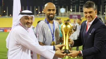 Qatar Stars League CEO Mr. Hani Taleb Ballan and FIFA’s Director of Refereeing Mr. Massimo Busacca hand over the winners’ trophy: QSL