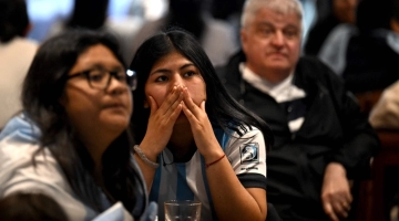 Football fans of Argentina watch the Qatar 2022 World Cup Group C football match between Argentina and Saudi Arabia on November 22, 2022 in Buenos Aires. (Photo by Luis ROBAYO / AFP)