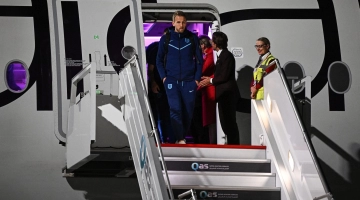 England's forward Harry Kane arrives at the Hamad International Airport in Doha on November 15, 2022, ahead of the Qatar 2022 World Cup football tournament. (Photo by Paul ELLIS / AFP)