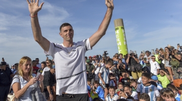 Emiliano Martinez waves to fans in Mar del Plata: AFP/Mara Sosti