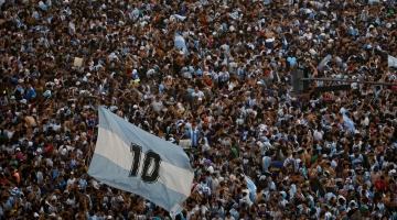 n this aerial view fans of Argentina celebrate winning the Qatar 2022 World Cup against France at the Obelisk in Buenos Aires, on December 18, 2022. (Photo by Luis ROBAYO / AFP)