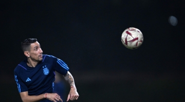 Argentina's midfielder Angel Di Maria takes part in a training session at Qatar University training site 3 in Doha on December 17, 2022. (Photo by Kirill KUDRYAVTSEV / AFP)