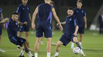 Argentina's forward Angel Correa (left) and Lionel Messi take part in a training session at Qatar University in Doha on December 8, 2022. (Photo by JUAN MABROMATA / AFP)
