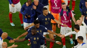 France and Bayern Munich player Kingsley celebrate with teammates at the end of the Qatar 2022 World Cup round of 16 match against Poland at the Al-Thumama Stadium in Doha on December 4, 2022. (Photo by Odd ANDERSEN / AFP)