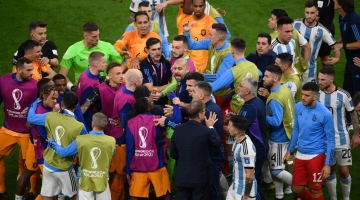 Netherlands and Argentina players clash during their Qatar 2022 World Cup quarter-final  match at Lusail Stadium, north of Doha on December 9, 2022. (Photo by FRANCK FIFE / AFP)
