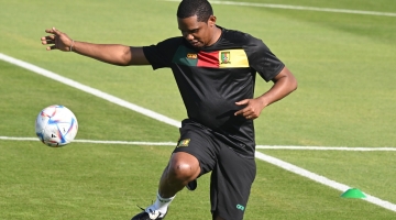Cameroon Football Federation president and former football star Samuel Eto'o takes part in a training session at the Al Sailiya SC in Doha on November 23, 2022. (Photo by ISSOUF SANOGO / AFP)
