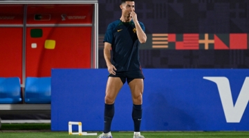 Cristiano Ronaldo attends a training session at the Al Shahaniya SC training site, northwest of Doha on December 5, 2022. (Photo by PATRICIA DE MELO MOREIRA / AFP)