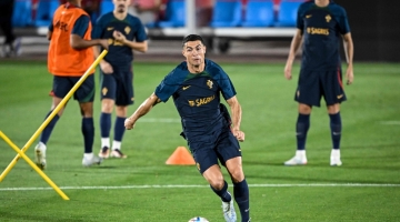 Portugal's Cristiano Ronaldo takes part with his teammates in a training session at Shahaniya Sports Club of Al Samriya Autograph Collection Hotel in Al Samriya, Qatar, on December 4, 2022. (Photo by PATRICIA DE MELO MOREIRA / AFP)