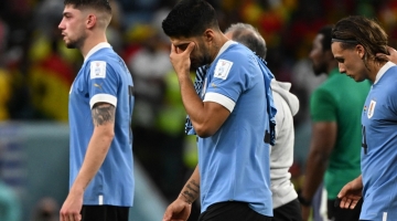 Uruguay's forward Luis Suarez reacts crying at the end of the Qatar 2022 World Cup Group H match against Ghana at the Al-Janoub Stadium in Al-Wakrah on December 2, 2022. (Photo by Pablo PORCIUNCULA / AFP)