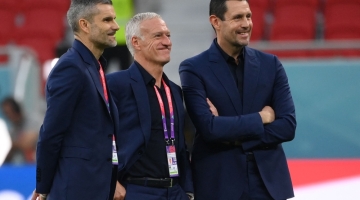 Coach Didier Deschamps (center) inspect the pitch ahead of the Qatar 2022 World Cup round of 16 match against Poland at the Al-Thumama Stadium in Doha on December 4, 2022. (Photo by FRANCK FIFE / AFP)