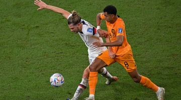 USA’s Walker Zimmerman, left, being challenged by the Netherlands’ Cody Gakpo: AFP/Raul Arboleda