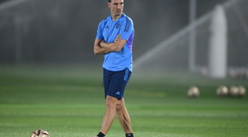 Argentina's coach Lionel Scaloni takes part in a training session at Qatar University training site 3 in Doha on December 17, 2022, on the eve of the Qatar 2022 World Cup final match against France. (Photo by FRANCK FIFE / AFP)