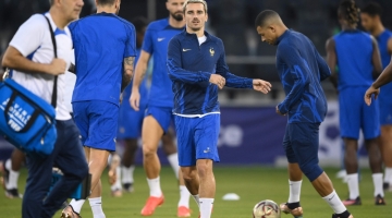 France's forward Antoine Griezmann (centre) takes part in a training session at the Al Sadd SC training centre in Doha on December 17, 2022. (Photo by FRANCK FIFE / AFP)