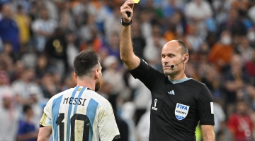 Spanish referee Antonio Mateu Lahoz shows a yellow card to Argentina’s Lionel Messi during their match against the Netherlands: AFP/Alberto Pizzoli